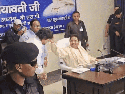 मायावती ने भतीजे आकाश से उत्तराधिकार छीना:एक साल में दूसरी बार सभी पद से हटाया; बोलीं- जीते-जी किसी को जिम्मेदारी नहीं दूंगी