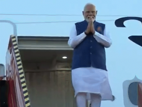 पीएम मोदी का मॉरीशस में बिहारी गीत से स्वागत:प्रवासी भारतीयों से मिले, कल राष्ट्रीय समारोह में चीफ गेस्ट बनेंगे