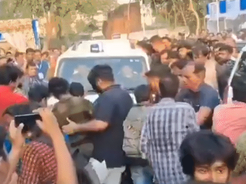 जादवपुर यूनिवर्सिटी में छात्र संघ चुनाव की मांग पर हंगामा:छात्रों ने शिक्षा मंत्री को घेरा, कार के पीछे दौड़े; प्रदर्शन के दौरान छात्र घायल हुआ