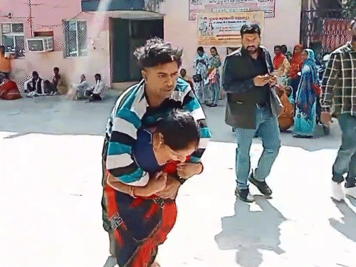 पति को पीठ पर लादकर CMO ऑफिस पहुंची, VIDEO:रायबरेली में 30 मिनट तक भटकती रही, व्हील चेयर तक नहीं मिला