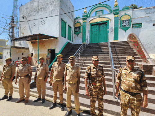 यूपी में होली से पहले मस्जिदों को तिरपाल से ढंका:13 जिलों में जुमे की नमाज का वक्त बदला, संभल-शाहजहांपुर में हाई अलर्ट