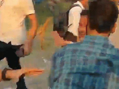 कोलकाता के जादवपुर यूनिवर्सिटी में छात्रों के बीच मारपीट:TMC-SFI समर्थक भिड़े; छात्र संघ चुनाव की मांग पर दो दिन पहले मंत्री को घेरा था