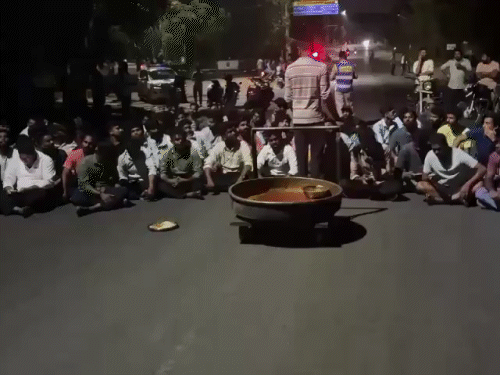 उस्मानिया यूनिवर्सिटी के खाने में मिला ब्लेड:पहले कीड़े और कांच के टुकड़े मिले थे, छात्रों ने विरोध प्रदर्शन किया
