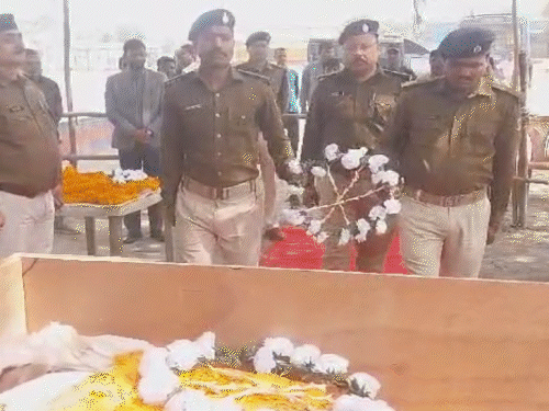 हमले में ASI की मौत, शव से लिपटकर रोई पत्नी:अररिया में अपराधी को पकड़ने गई थी पुलिस, वांटेड को भीड़ ने छुड़ाया, 6 गिरफ्तार