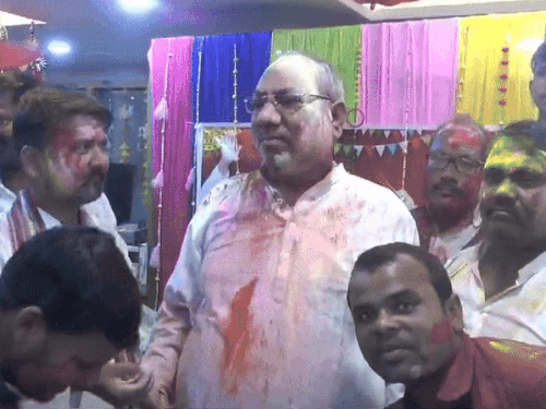 जिन्हें रंग से परहेज, वे देश छोड़कर चले जाएं:मंत्री संजय निषाद बोले- अगर रंग से धर्म नष्ट होता है तो रंग-बिरंगे कपड़े कैसे पहनेंगे