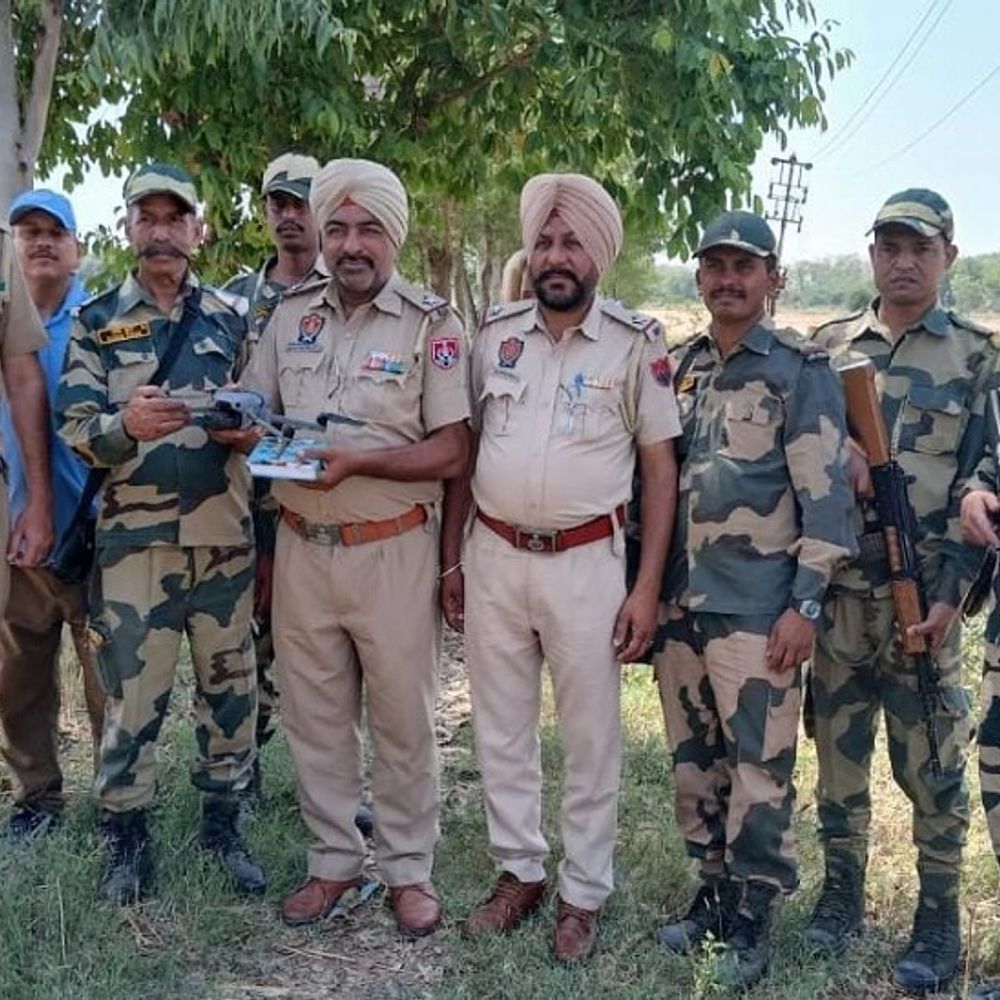 BSF ने पंजाब बॉर्डर से 2 तस्करों को गिरफ्तार किया:2 पिस्तौल, 2 मैगजीन, और 1 मोटरसाइकिल बरामद; तरनतारन से ड्रोन भी मिला