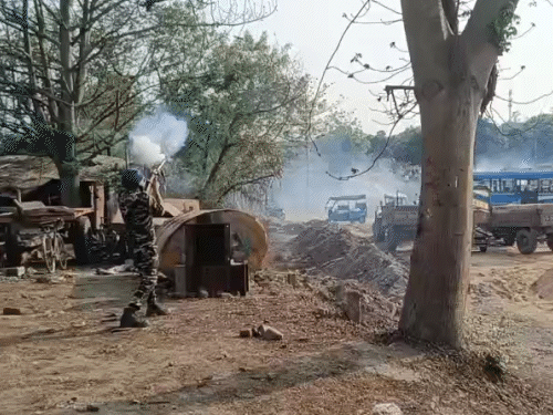 वक्फ कानून पर बंगाल में हिंसा, 3 मौतों की खबर:120 गिरफ्तार, 10 पुलिसकर्मी घायल; भाजपा बोली- ममता राज्य को बांग्लादेश बनाना चाहती हैं