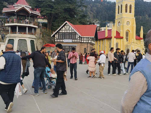 हिमाचल के पर्यटन स्थल टूरिस्ट से गुलजार:अप्रैल में ही 60% ऑक्यूपेंसी, नहीं मिल रहे रूम, गर्मी से बचने के लिए पहुंच रहे सैलानी