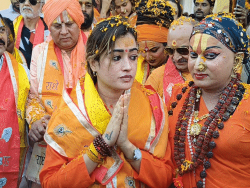हर्षा रिछारिया बोलीं- ये तपस्या मुझे कहीं तो लेकर जाएगी:भगवान निराश नहीं करते; मथुरा में टीका लगाकर पदयात्रा में पहुंची मुस्लिम युवती