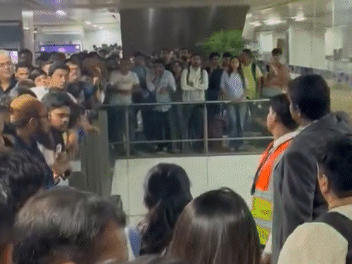 धूलभरी आंधी के चलते दिल्ली एयरपोर्ट पर अफरा-तफरी:450 से ज्यादा फ्लाइट्स डिले, 18 कैंसिल हुईं, कई के रूट बदले; घंटों फंसे रहे पैसेंजर्स