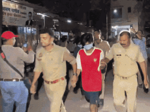 काशी गैंगरेप-14 मोबाइल में 546 लड़कियों के न्यूड वीडियो:मास्टरमाइंड अनमोल के कैफे में बनाए गए, 6 राज्यों में कस्टमर्स को भेजे