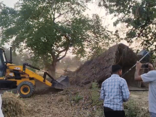 प्रयागराज में दलित युवक को जिंदा जलाने के बाद बवाल:आरोपियों के कब्जे पर चला बुलडोजर, कांग्रेस सांसद-प्रदेश अध्यक्ष की गाड़ियां घेरीं