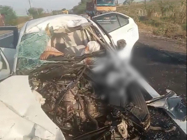 अज्ञात वाहन में कार घुसी, 4 की मौत:गाड़ी के परखच्चे उड़े, एक युवक फ्रंट ग्लास में फंसा; एयरबैग खुलने से भी बच नहीं पाए