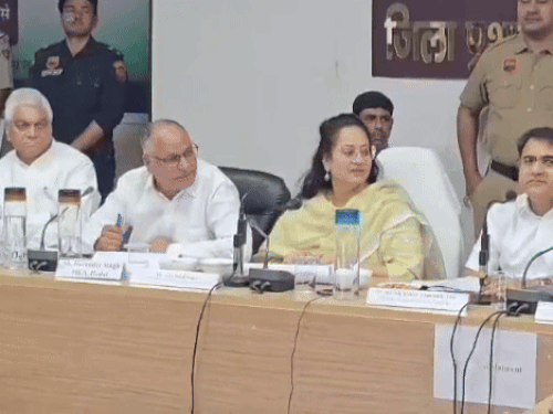 हरियाणा के BJP विधायक ने मंत्री आरती राव को चौंकाया:भरी मीटिंग में बोले- SDO ने पूरे परिवार को नौकरी पर रखा, DC रेट में पारदर्शिता नहीं