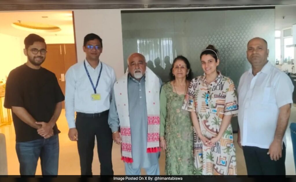 Himanta Sarma Returns Charger To Flight Passenger, Gifts Him A Gamocha