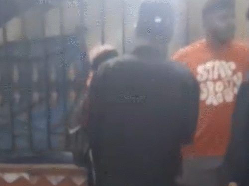 बेंगलुरु में हिंदू युवक, मुस्लिम लड़की से मारपीट का मामला:प्रियांक बोले- मॉरल पुलिसिंग बर्दाश्त नहीं, ये यूपी-बिहार नहीं; भाजपा ने कहा-कांग्रेस यूपी बना भी नहीं सकती
