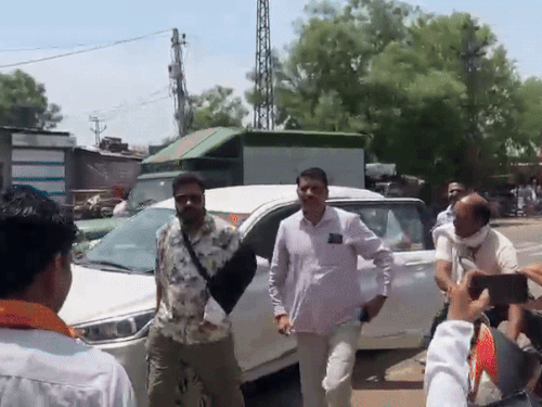 भाजपा विधायक कंवरलाल मीणा ने कोर्ट में सरेंडर किया:नारा लगाने पर समर्थकों पर भड़के, SDM पर पिस्तौल तानने के मामले में मिली थी सजा