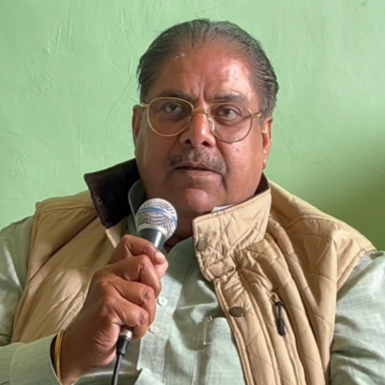 पूर्व CM ओमप्रकाश चौटाला पर दो भाइयों में जुबानी जंग:अजय बोले- हमने उनसे राजनीति सीखी; जीवित रहते उनके नाम का इस्तेमाल नहीं