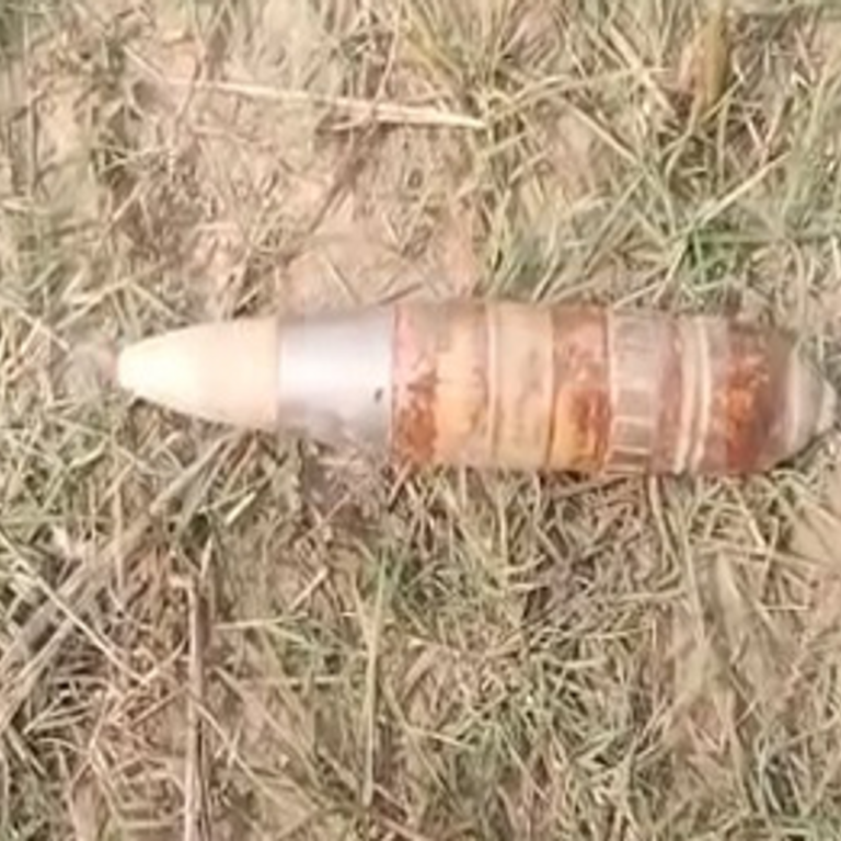 पठानकोट के खेत में मिला मोर्टार:सेना ने मौके पर किया डिफ्यूज, गुरदासपुर में भी एक दिन पहले मिला था बम जैसी वस्तु