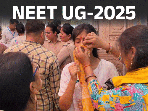 एग्जाम देकर निकले अभ्यर्थियों का ताली बजाकर स्वागत किया:परीक्षा से पहले कैंडिडेट्स पर फूल बरसाए; भरतपुर में हंगामा
