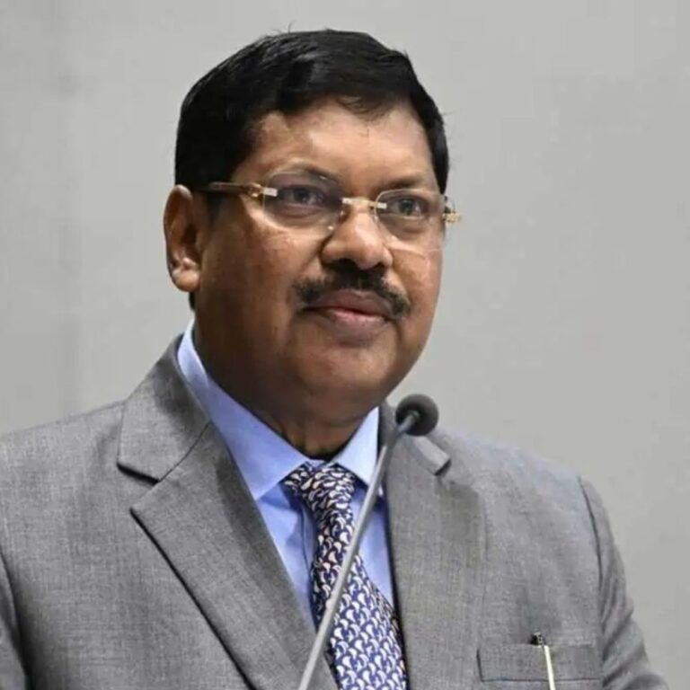 CJI-प्रोटोकॉल उल्लंघन केस में अफसरों पर कार्रवाई की याचिका खारिज:चीफ जस्टिस गवई ने कहा- यह सस्ती पब्लिसिटी, याचिकाकर्ता पर ₹7000 जुर्माना लगाया
