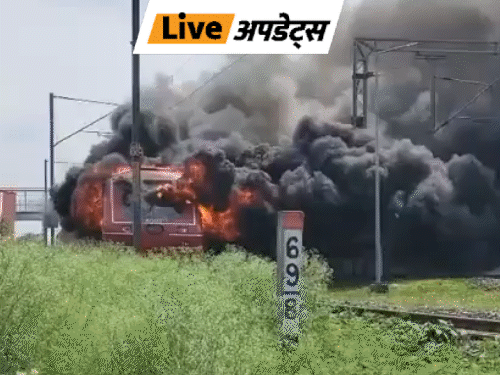 भास्कर अपडेट्स:सिलीगुड़ी से मालदा जा रही डेमू ट्रेन के इंजन में आग लगी, गैसल स्टेशन के पास हुआ हादसा; सभी यात्री सुरक्षित