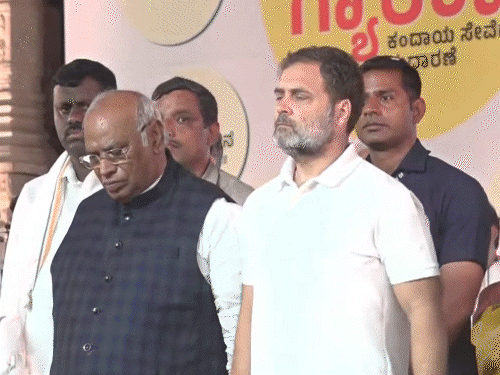 कर्नाटक में राहुल बोले- वादे पूरे किए:PM ने कहा था नहीं कर पाएंगे, लेकिन करके दिखाए; 1 लाख लोगों को घरों का मालिकाना हक मिला