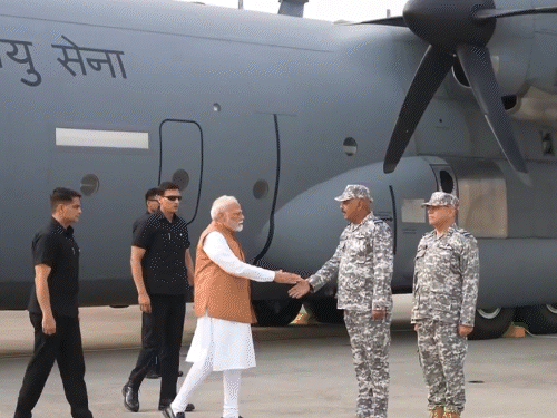 PM मोदी आदमपुर एयरबेस पहुंचे, जवानों से मुलाकात की:जम्मू-कश्मीर के शोपियां में 3 लश्कर आतंकी ढेर, एनकाउंटर जारी