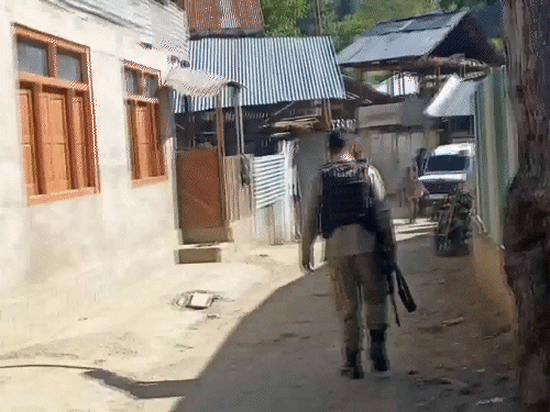 उत्तरी कश्मीर में कई जगह पुलिस के छापे:आतंकी मूवमेंट की जानकारी के बाद एक्शन; पाकिस्तानी PM ने माना-नूर खान एयरबेस पर हमला हुआ