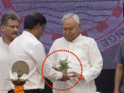 नीतीश ने IAS अफसर के सिर पर गमला रखा, VIDEO:CM को स्वागत में दिया था; लालू की बेटी बोलीं- दिमाग विक्षिप्त हो चुका