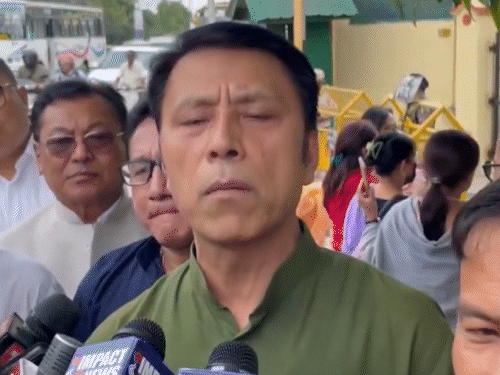 राष्ट्रपति शासन वाले मणिपुर में नई सरकार बनाने की तैयारी:गवर्नर के पास पहुंचे 10 विधायक, 8 BJP के; 44 MLA के समर्थन का दावा