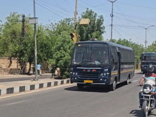 राजस्थान से 148 बांग्लादेशी घुसपैठियों को डिपोर्ट किया:पहचान छुपाकर अलग-अलग जिलों में रह रहे थे; स्पेशल फ्लाइट से पश्चिम बंगाल भेजा