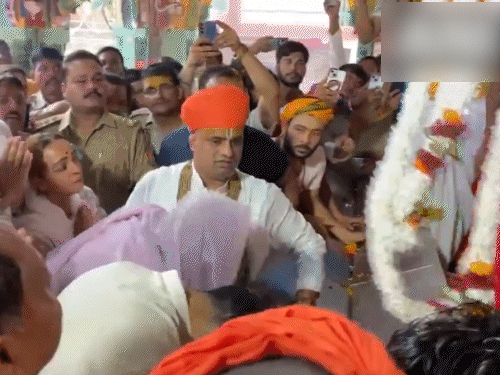 विराट-अनुष्का ने अयोध्या में रामलला के दर्शन किए:हनुमानगढ़ी भी गए, हाथ पकड़कर मंदिर की परिक्रमा की, 20 मिनट रुके