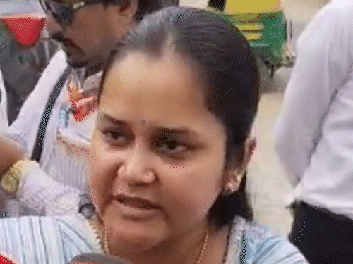 मोदी कानपुर में पहलगाम हमले के पीड़ित परिवार से मिले:मृतक की पत्नी के आंसू देखकर भावुक हुए, पिता से बोले-ऑपरेशन सिंदूर अभी खत्म नहीं