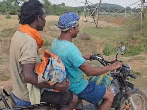 पोस्टमॉर्टम के लिए 10 हजार मांगे, लाश बाइक पर:सरगुजा में हेल्थ-सिस्टम का हाल, 2 बच्चे डूब गए थे, शव के लिए गाड़ी नहीं दी