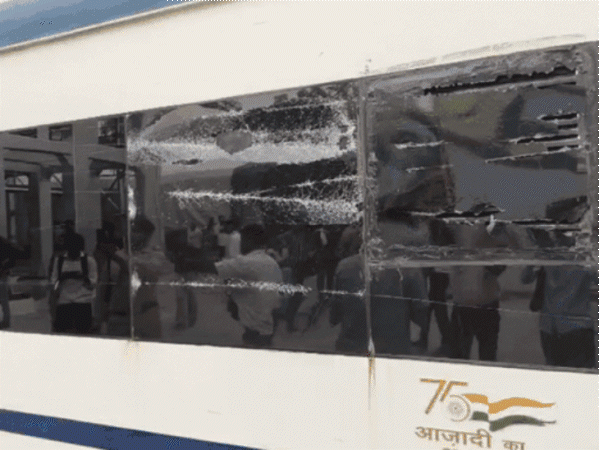 आंधी से चलती वंदे भारत पर झुका लोहे का स्ट्रक्चर:भोपाल के औबेदुल्लागंज के पास ट्रेन से रगड़ाए सरिए; इमरजेंसी ब्रेक से टला बड़ा हादसा