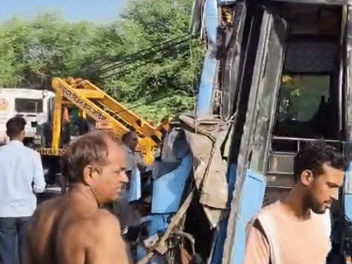 राजसमंद में स्लीपर बस पलटी, 3 की मौत:15 पैसेंजर्स घायल; अहमदाबाद से भीलवाड़ा जा रही थी, ड्राइवर को झपकी आई