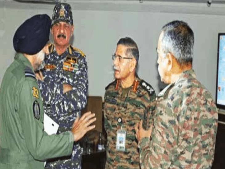 तीनों सेना प्रमुख ऑपरेशन सिंदूर को मॉनीटर कर रहे थे:​​​​ आर्मी ने बुकलेट जारी की; BSF के IG बोले- PAK ने राजस्थान में 413 ड्रोन अटैक किए