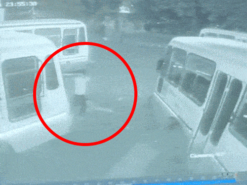 हरियाणा में बस स्टैंड के भीतर हत्या का VIDEO:सिर में डंडा मार गिराया, 28 सेकेंड में 16 डंडे मारे, पैर से पकड़ लाश घसीटते ले गया