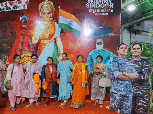 भोपाल में पीएम संग मंच पर बैठेंगी महिला मंत्री:सिंदूरी साड़ी, सेना जैसी वर्दी में व्यवस्था संभालेंगी कार्यकर्ता; मोदी को सिंदूर का पौधा करेंगी भेंट