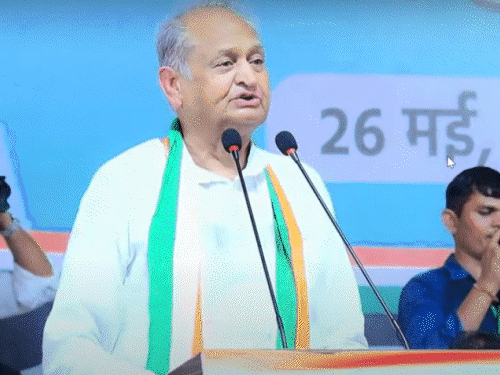 गहलोत बोले-BJP का बस चले तो तिरंगा खत्म कर दें:RSS के झंडे को राष्ट्रीय ध्वज बना दें; सुरजेवाला बोले- पीएम की चुप्पी बताती है दाल में काला है