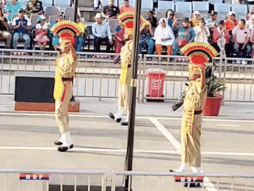 भारत-पाकिस्तान के बीच आज से होगी रिट्रीट सेरेमनी:BSF और पाक रेंजर्स नहीं मिलाएंगे हाथ; सरहदों के बीच बंद रहेंगे गेट