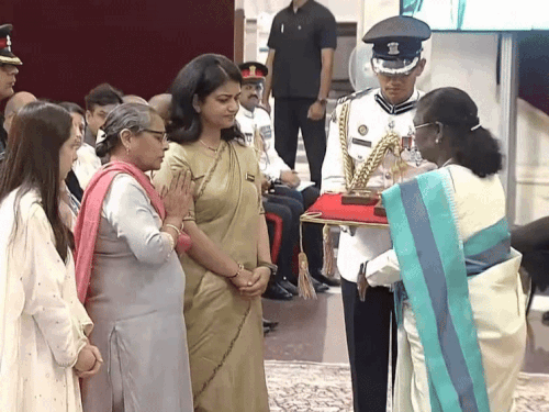 पंजाब के कर्नल मनप्रीत सिंह को मरणोपरांत कीर्ति चक्र:गोली लगने के बाद भी लड़ते रहे, एक आतंकी किया ढेर, टीम की जान बचाई