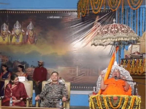 रामभद्राचार्य ने सेना प्रमुख से गुरु दक्षिणा में मांगा POK:बोले-हमला हुआ तो पाक दुनिया के नक्शे से मिट जाएगा; चित्रकूट पहुंचे थे जनरल द्विवेदी
