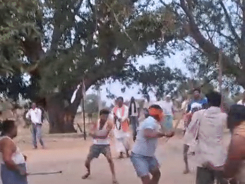 3 भाइयों की गोली मारकर हत्या, फायरिंग का VIDEO:बक्सर में बालू गिराने को लेकर दो गुट भिड़े; गोलीबारी से पहले चले लाठी-डंडे