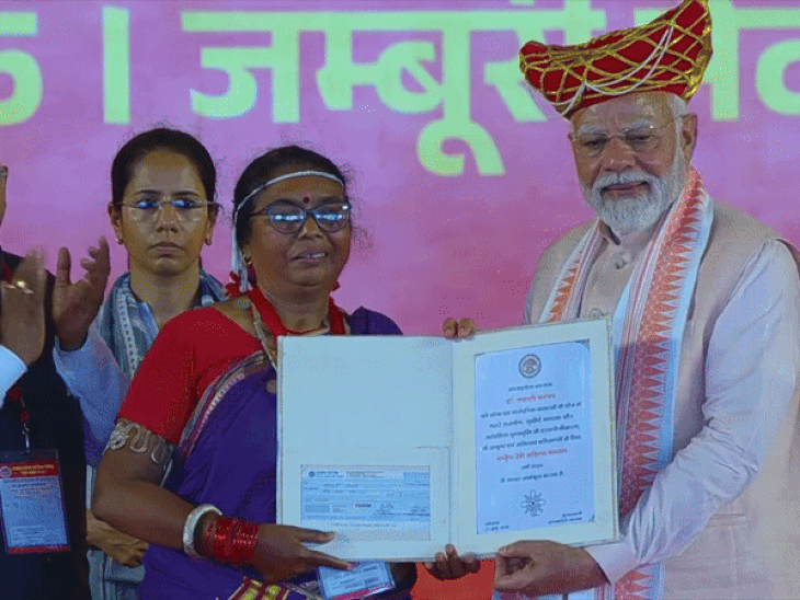 मोदी ने पूछा-बहू साड़ी बनाना सीखकर आई या आपने सिखाया:महेश्वर की हेमलता बोलीं- 6 पीढ़ी से बना रहे; मोदी से मिली 8 महिलाओं के अनुभव