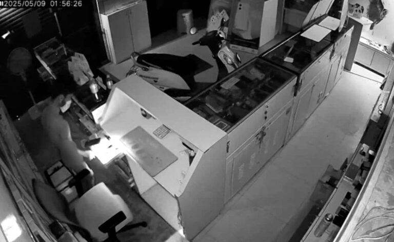 On Camera, Naked Man Breaks Into Bengaluru Shop, Steals Phones Worth Rs 25 Lakh
