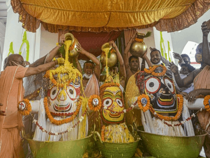 भगवान जगन्नाथ का स्नान यात्रा महोत्सव:भाई बलभद्र और बहन सुभद्रा के साथ हुआ महास्नान, 27 जून को देश भर में निकलेगी रथयात्रा