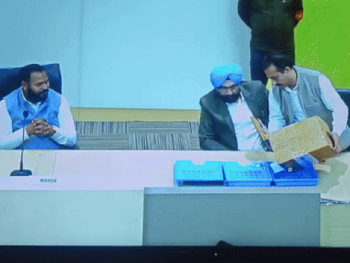 चंडीगढ़ निगम चुनाव में हाथ उठाकर मतदान की मंजूरी:गुप्त वोटिंग खत्म, मेयर समेत सभी पदों पर लागू, कांग्रेस-आप की मांग पर बदलाव