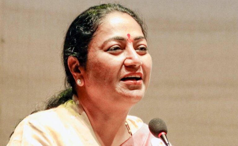 Delhi Chief Minister Rekha Gupta Meets Maulana Azad Hospital Doctors, Orders Renovation Of Existing Hostels